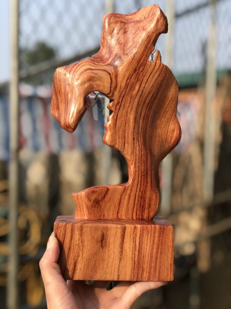 Tượng Nụ Hôn Phu Thê Viên Mãn Cao 30 Gỗ Hương ViNu Mộc Tượng Nụ Hôn Phu Thê Viên Mãn Cao 30 Gỗ Hương ViNu Mộc