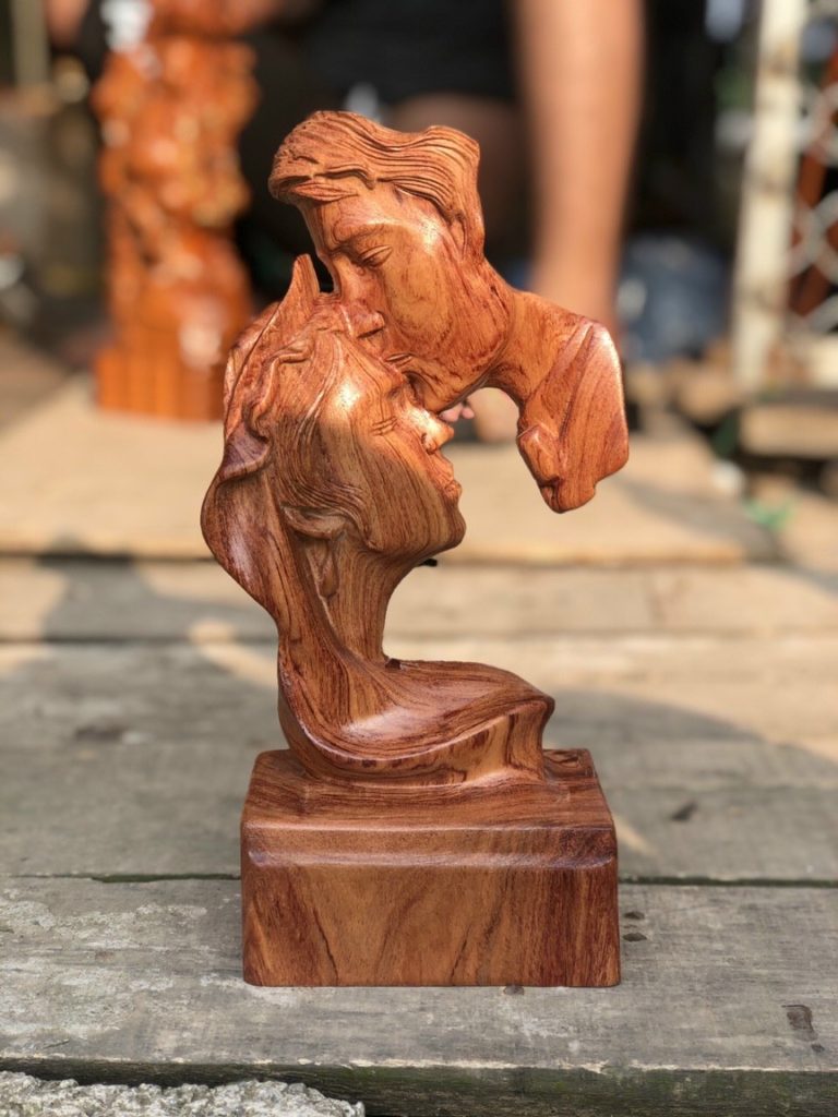 Tượng Nụ Hôn Phu Thê Viên Mãn Cao 30 Gỗ Hương ViNu Mộc Tượng Nụ Hôn Phu Thê Viên Mãn Cao 30 Gỗ Hương ViNu Mộc