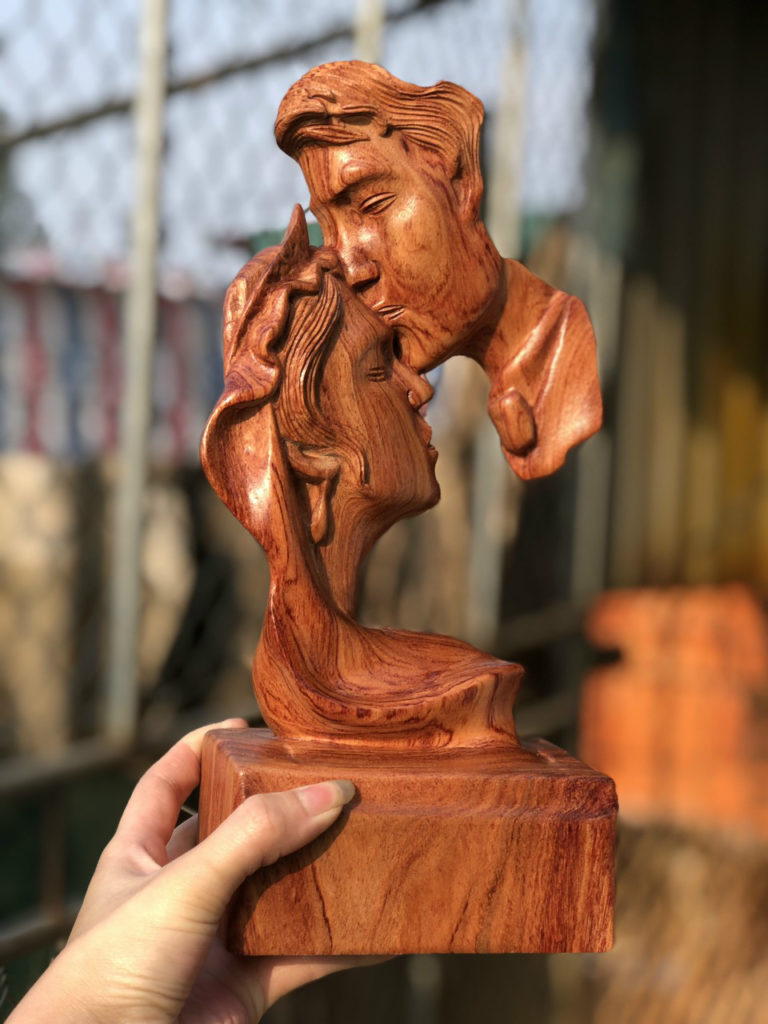 Tượng Nụ Hôn Phu Thê Viên Mãn Cao 30 Gỗ Hương ViNu Mộc Tượng Nụ Hôn Phu Thê Viên Mãn Cao 30 Gỗ Hương ViNu Mộc
