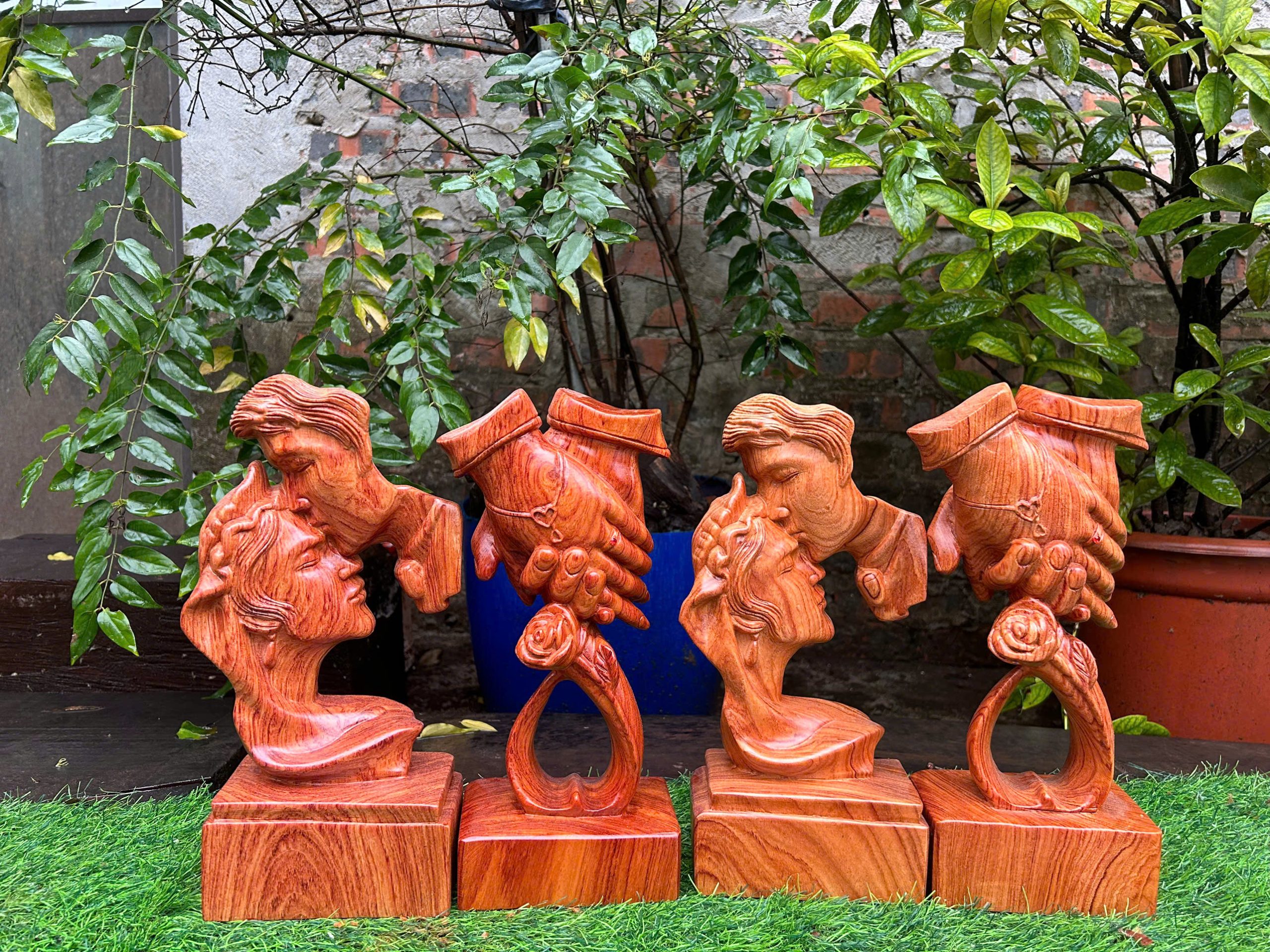 Tượng Nụ Hôn Phu Thê Viên Mãn Cao 30 Gỗ Hương ViNu Mộc Tượng Nụ Hôn Phu Thê Viên Mãn Cao 30 Gỗ Hương ViNu Mộc